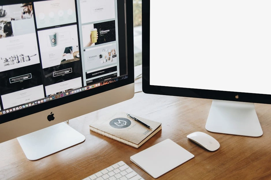 Designer che lavora su un progetto di branding al computer